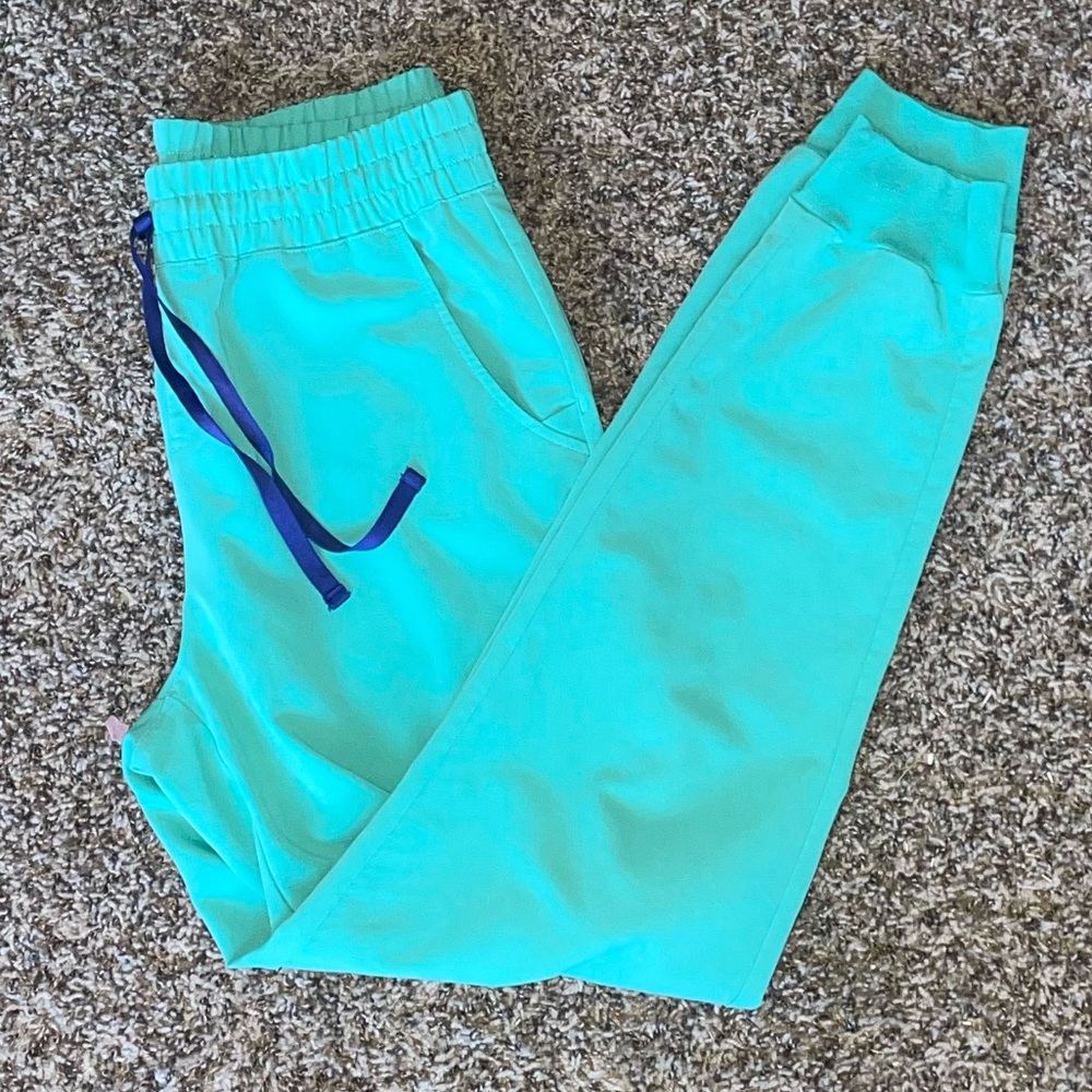 Figs Zamora scrub pants: medium, tall, high waisted, surgical green